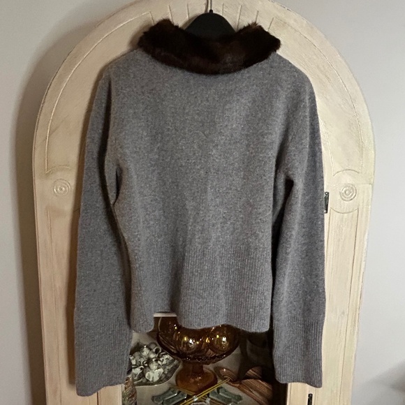 Willi Smith Gray V-Neck Sweather with Removable Faux Mink Fur Collar, Size L - Picture 4 of 13